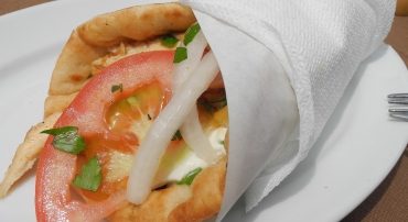 Pita gyros met varkensvlees, tzatziki en tomaat